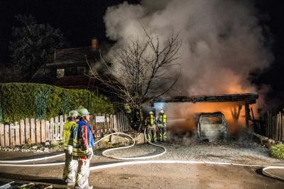 Althuette: Brennender Pkw setzt Carport und Wohnhaus in Brand